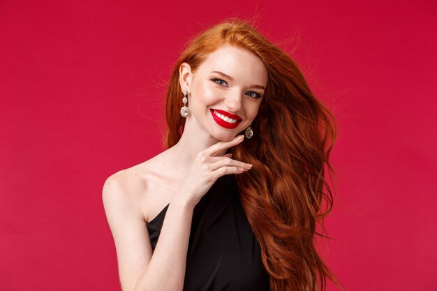 Foto retrato de uma jovem sorridente contra um fundo vermelho