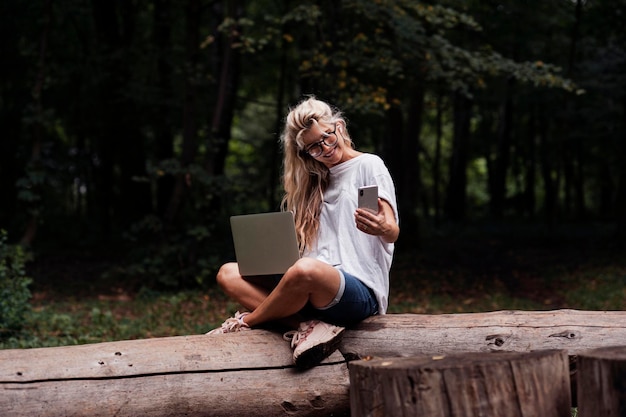 Retrato de uma jovem sorridente criativa. trabalho no laptop, linda garota.