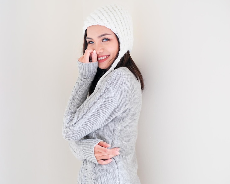 Foto retrato de uma jovem sorridente de pé contra um fundo branco