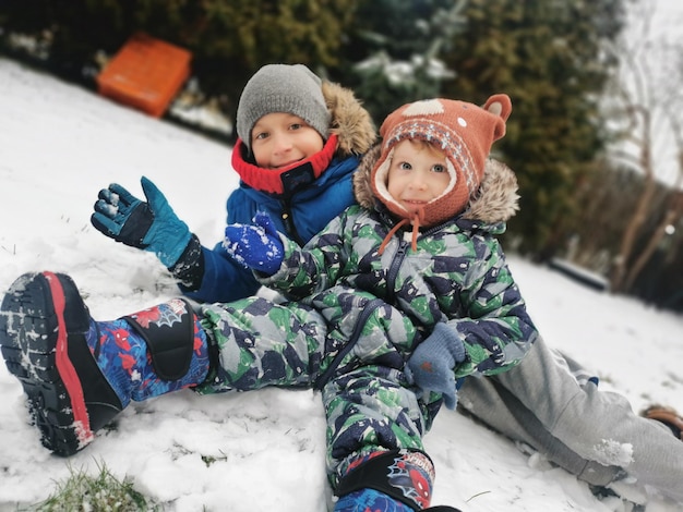 Retrato de uma jovem sorridente de pé na neve