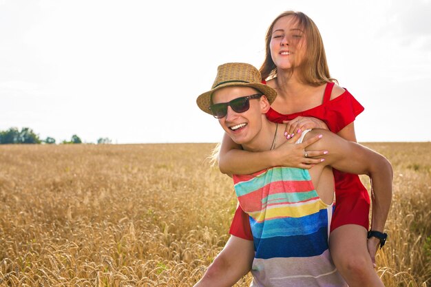 Foto retrato de uma jovem sorridente de pé no campo