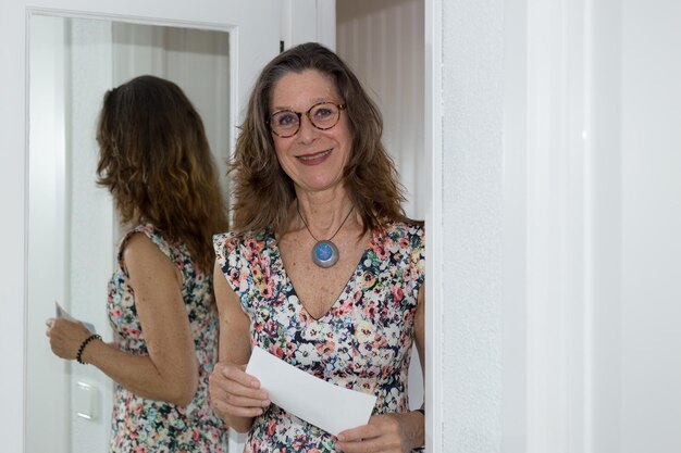 Foto retrato de uma jovem sorridente em casa