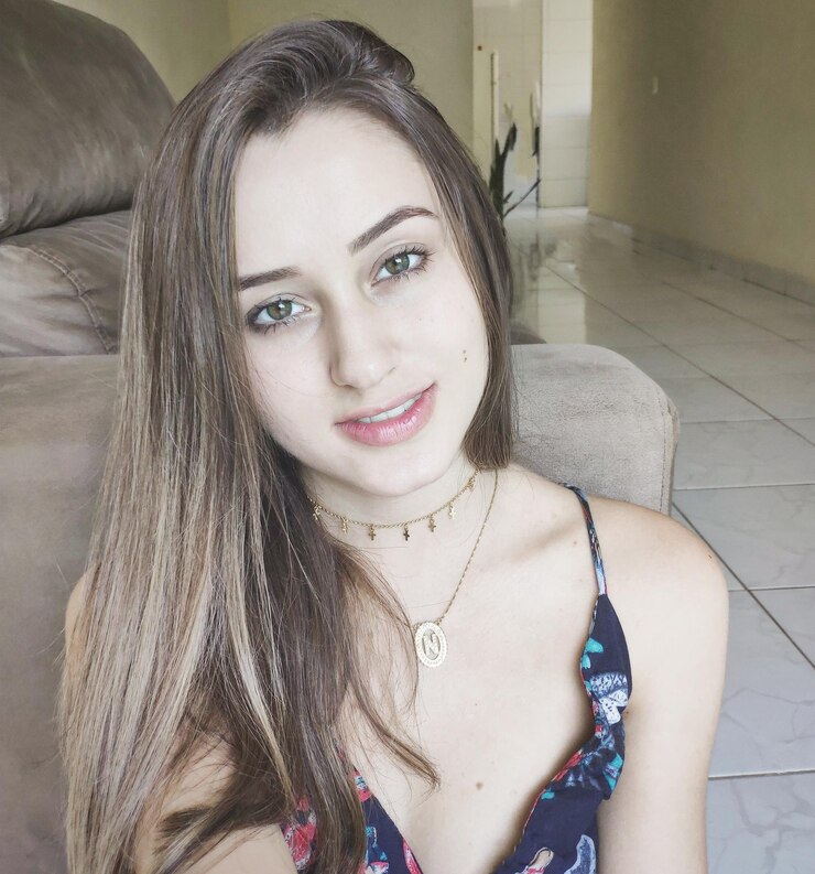 Foto retrato de uma jovem sorridente em casa