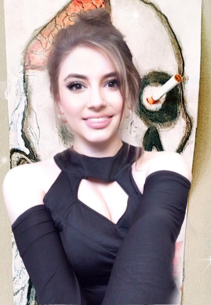 Retrato de uma jovem sorridente em casa