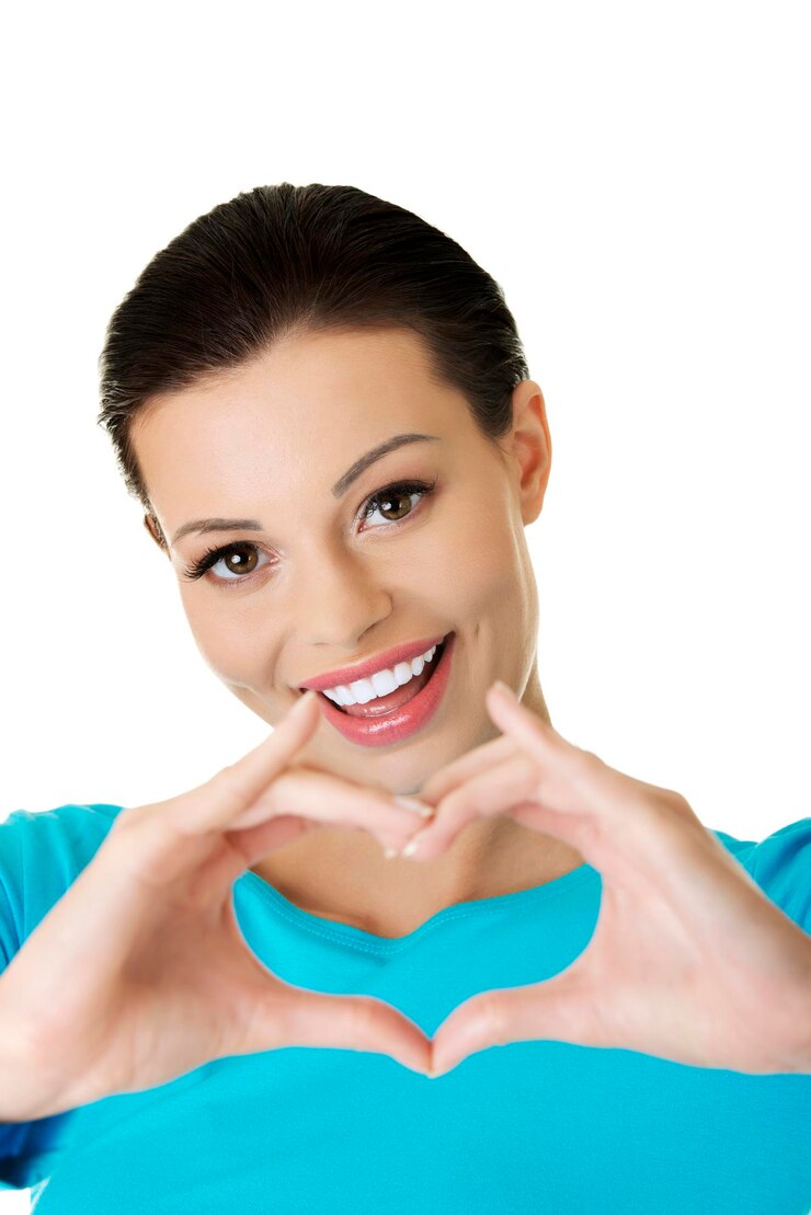Foto retrato de uma jovem sorridente em forma de coração contra um fundo branco