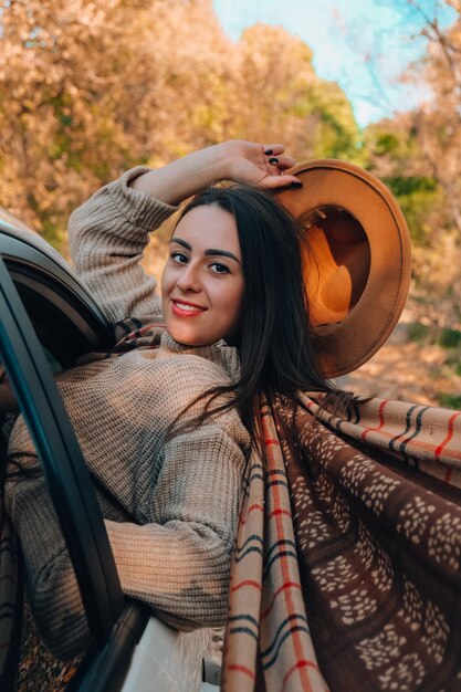 Retrato de uma jovem sorridente em um carro