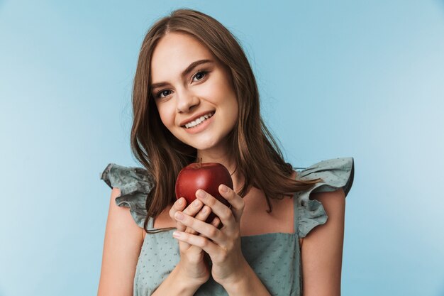 Retrato de uma jovem sorridente em vestido