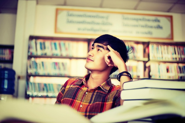 Foto retrato de uma jovem sorridente lendo um livro