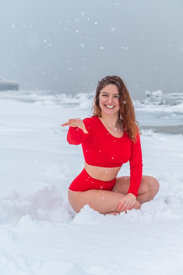 Foto retrato de uma jovem sorridente na neve