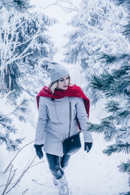 Retrato de uma jovem sorridente na neve