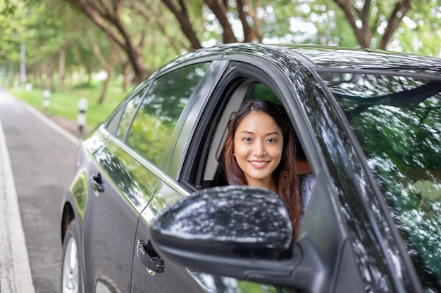 Retrato de uma jovem sorridente no carro