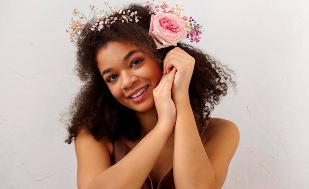 Retrato de uma jovem sorridente olhando para longe contra a parede