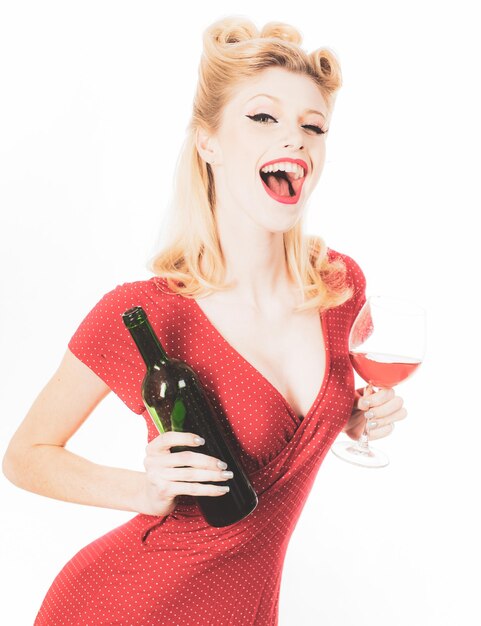Retrato de uma jovem sorridente segurando um copo de vinho tinto despeje vinho tinto mulher tomando um copo de vinho tinto