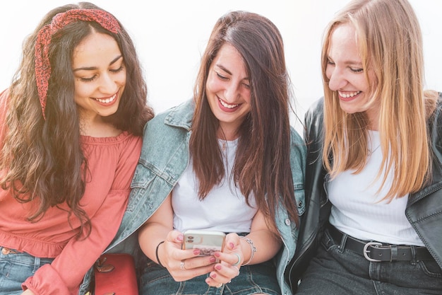Retrato de uma jovem sorridente segurando um smartphone