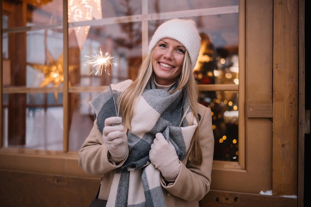 Foto retrato de uma jovem sorridente segurando uma lanterna no inverno ao ar livre