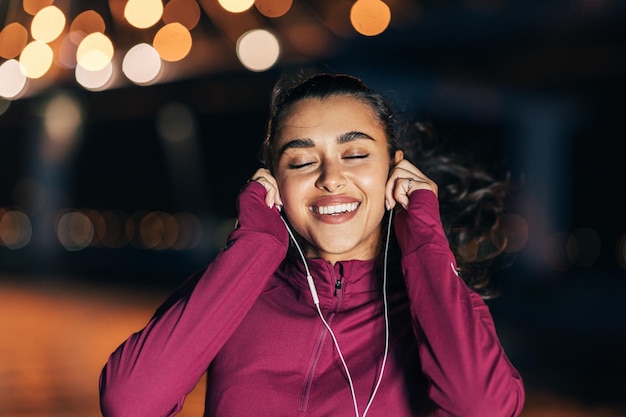 Foto retrato de uma jovem sorridente sentada ao ar livre