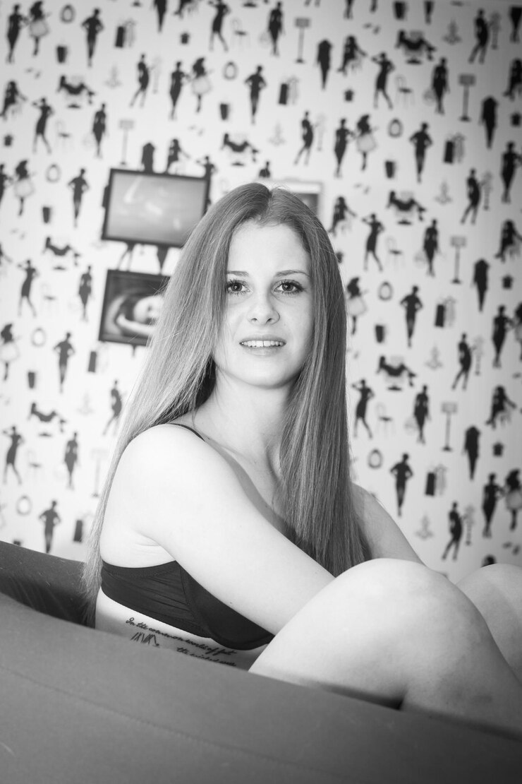 Foto retrato de uma jovem sorridente sentada em casa