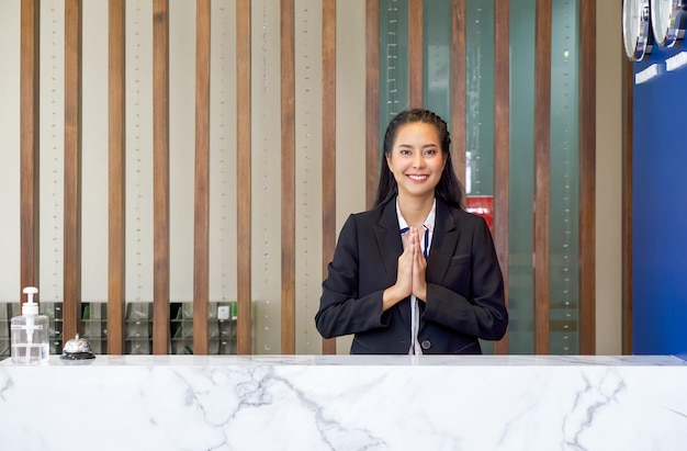 Foto retrato de uma jovem sorridente sentada em uma mesa