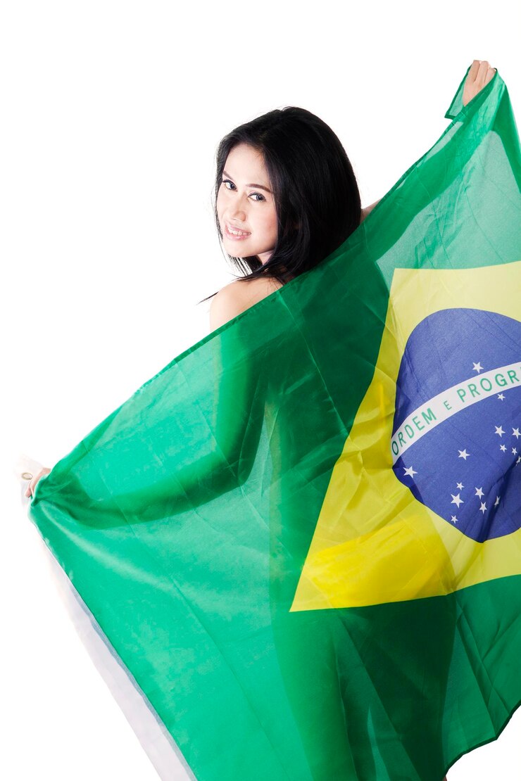 Foto retrato de uma jovem sorridente sobre fundo branco