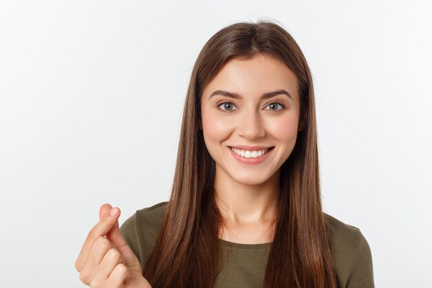 Foto retrato de uma jovem sorridente sobre fundo branco