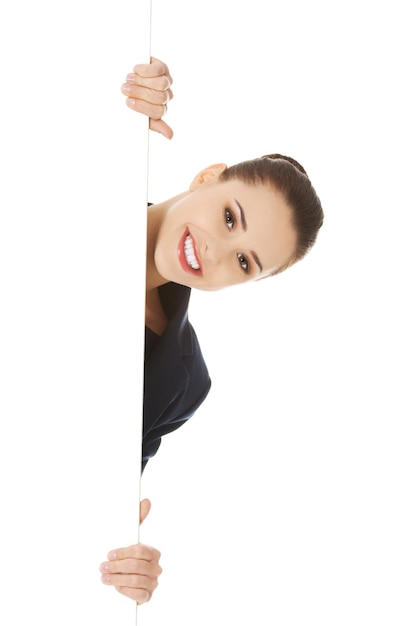 Foto retrato de uma jovem sorridente sobre um fundo branco