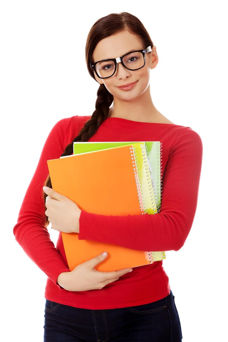 Foto retrato de uma jovem sorridente usando óculos segurando livros contra um fundo branco