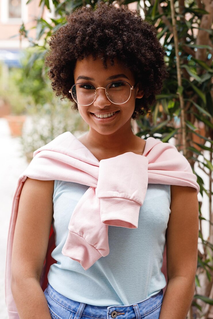 Foto retrato de uma jovem sorridente usando óculos