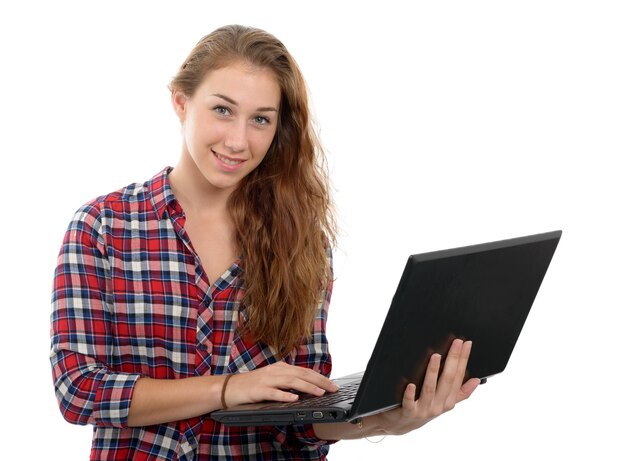 Foto retrato de uma jovem sorridente usando um laptop contra um fundo branco