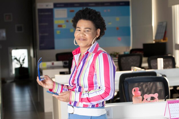 Foto retrato de uma jovem sorridente usando um smartphone