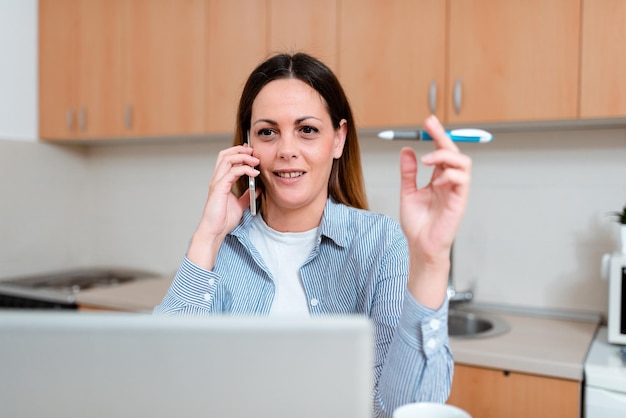 Foto retrato de uma jovem sorridente usando um telefone celular