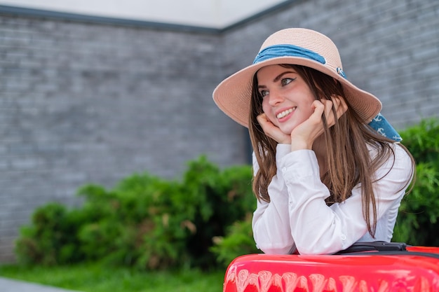 Foto retrato de uma jovem sorridente vestindo um chapéu