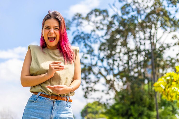 Foto retrato de uma jovem sorridente