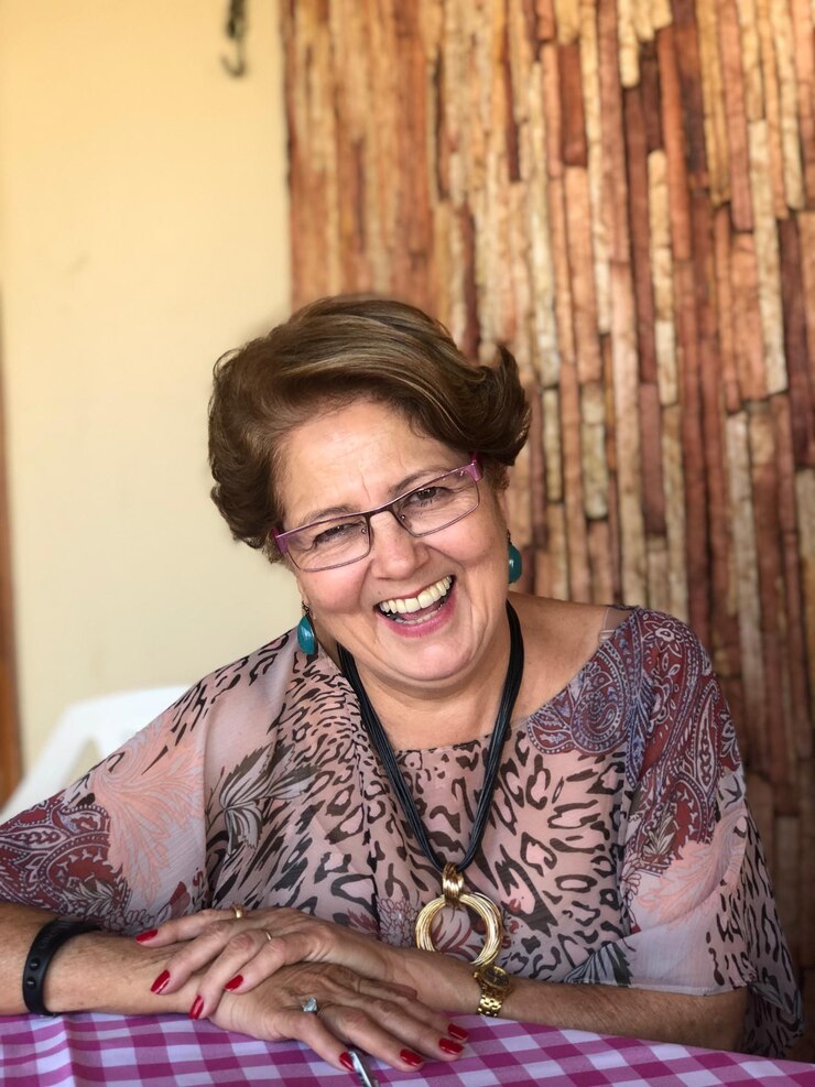 Foto retrato de uma jovem sorridente