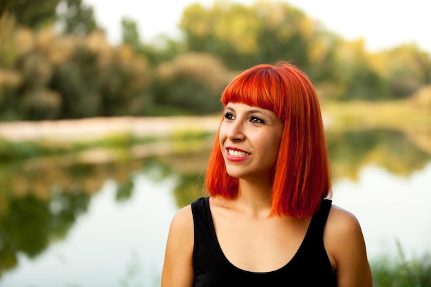 Foto retrato de uma jovem sorridente