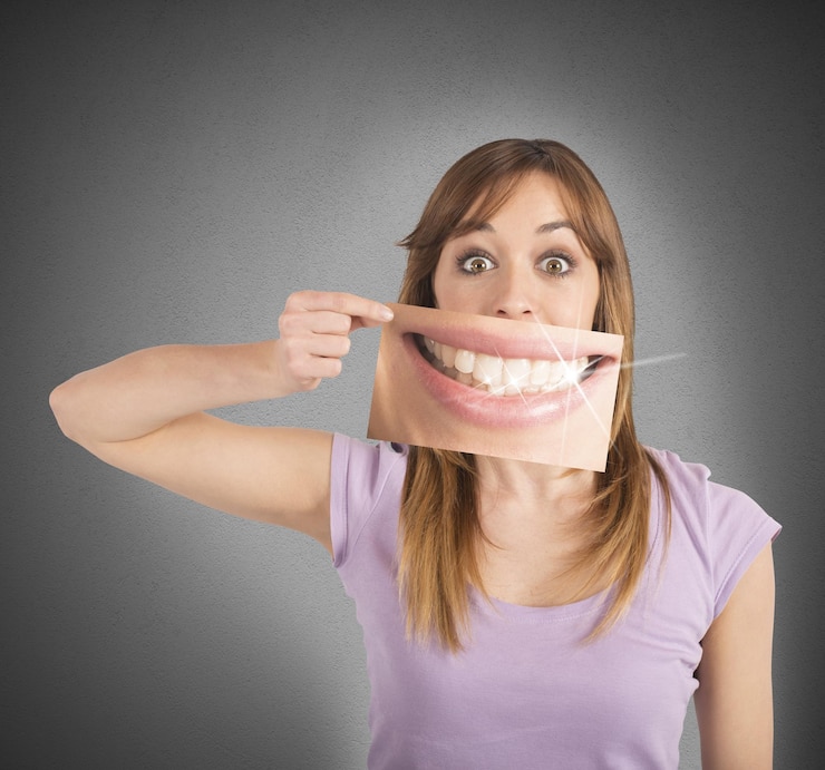 Foto retrato de uma jovem sorridente