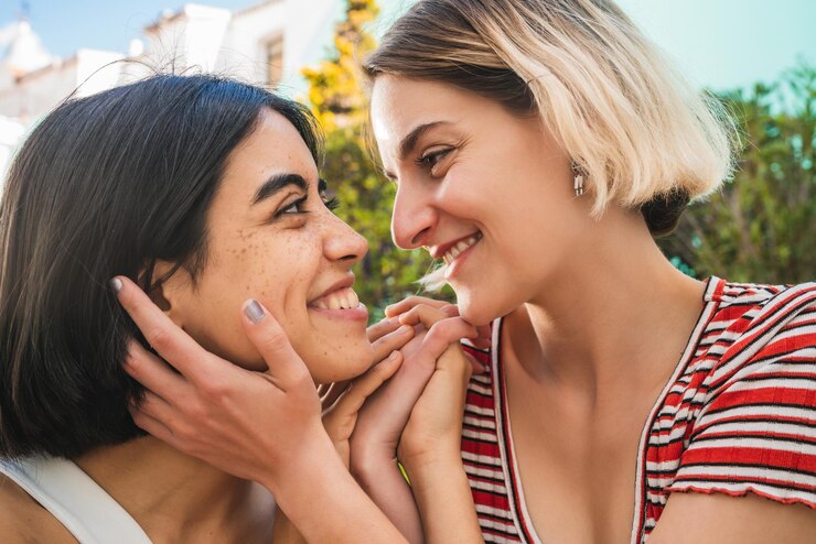 Foto retrato de uma jovem sorridente