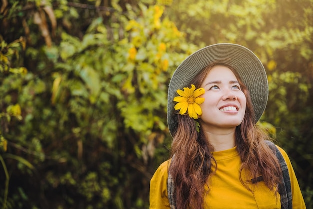 Foto retrato de uma jovem sorridente