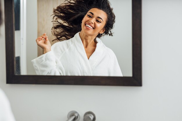 Foto retrato de uma jovem sorridente