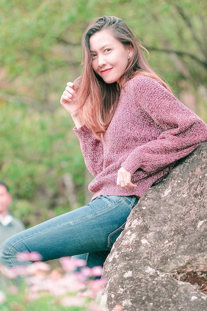 Foto retrato de uma jovem sorridente