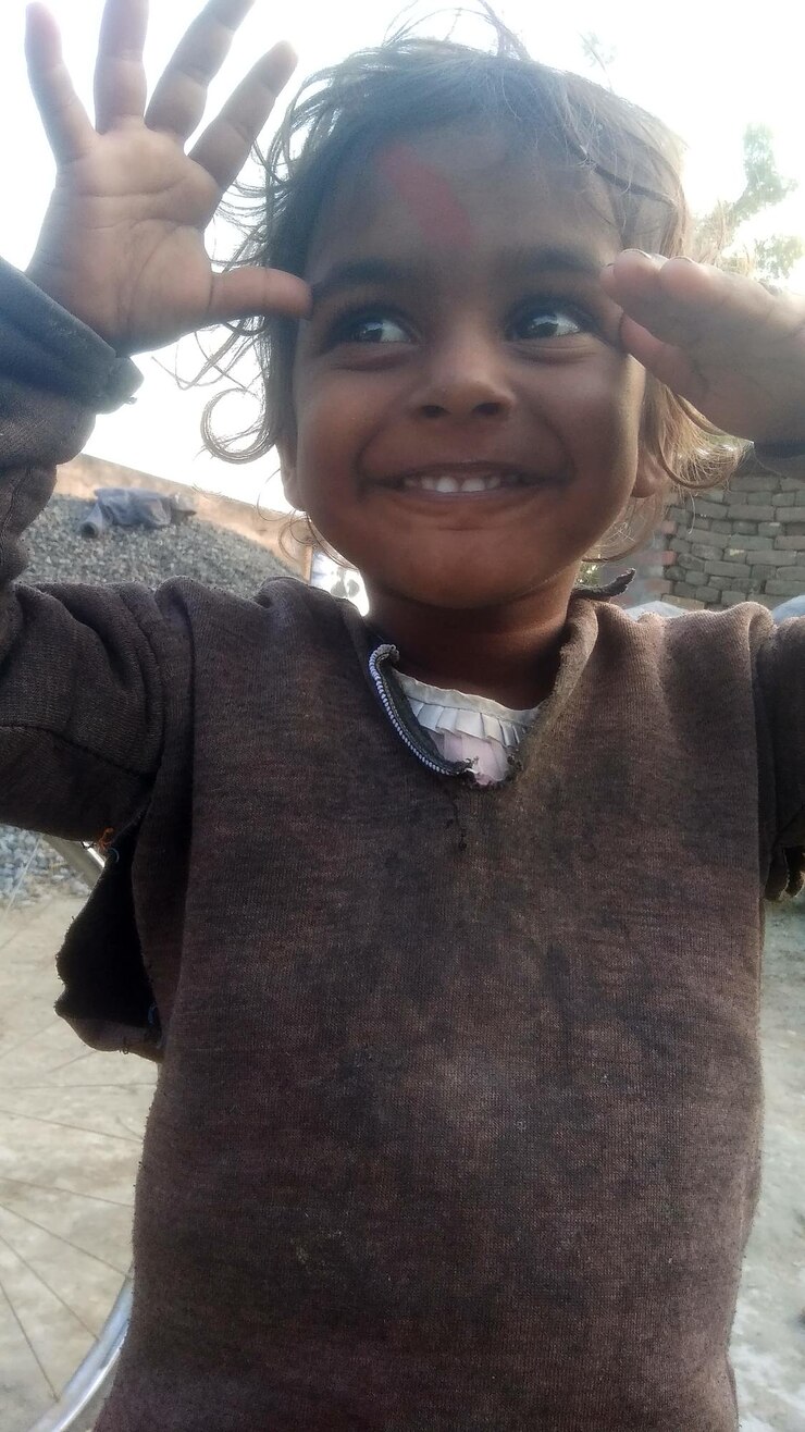 Foto retrato de uma jovem sorridente