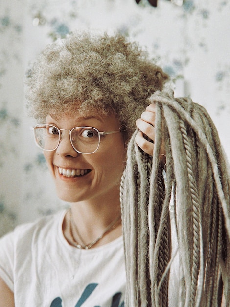 Foto retrato de uma jovem sorridente