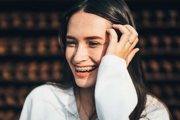 Foto retrato de uma jovem sorridente