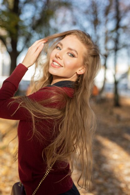 Foto retrato de uma jovem sorridente