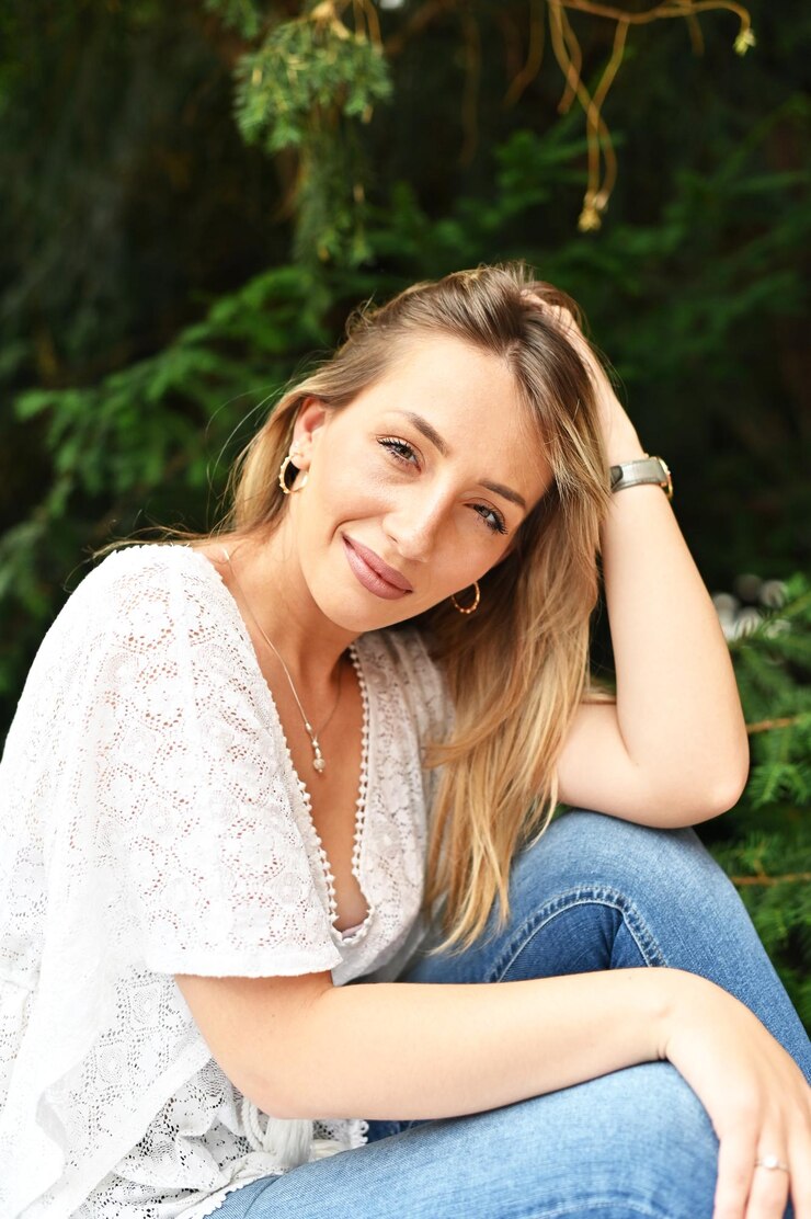 Foto retrato de uma jovem sorridente
