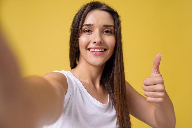 Foto retrato de uma jovem sorridente