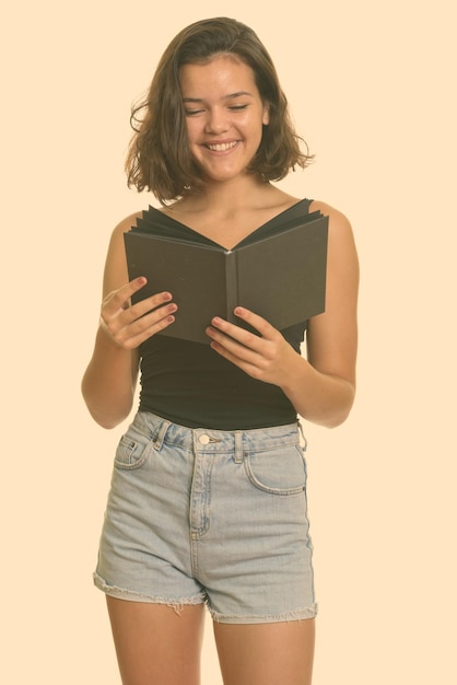 Foto retrato de uma jovem sorridente