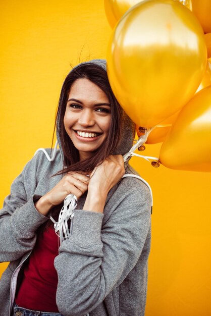 Foto retrato de uma jovem sorridente