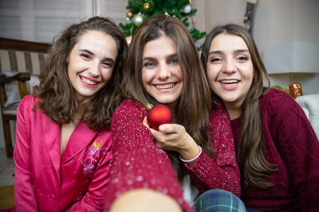 Foto retrato de uma jovem sorridente