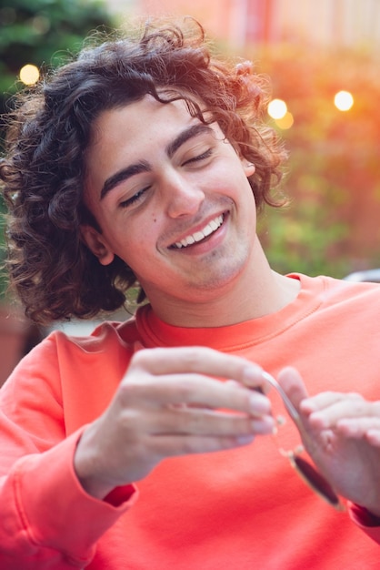 Foto retrato de uma jovem sorridente