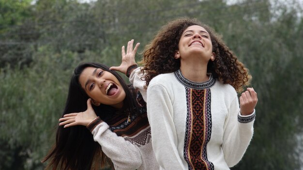 Foto retrato de uma jovem sorridente